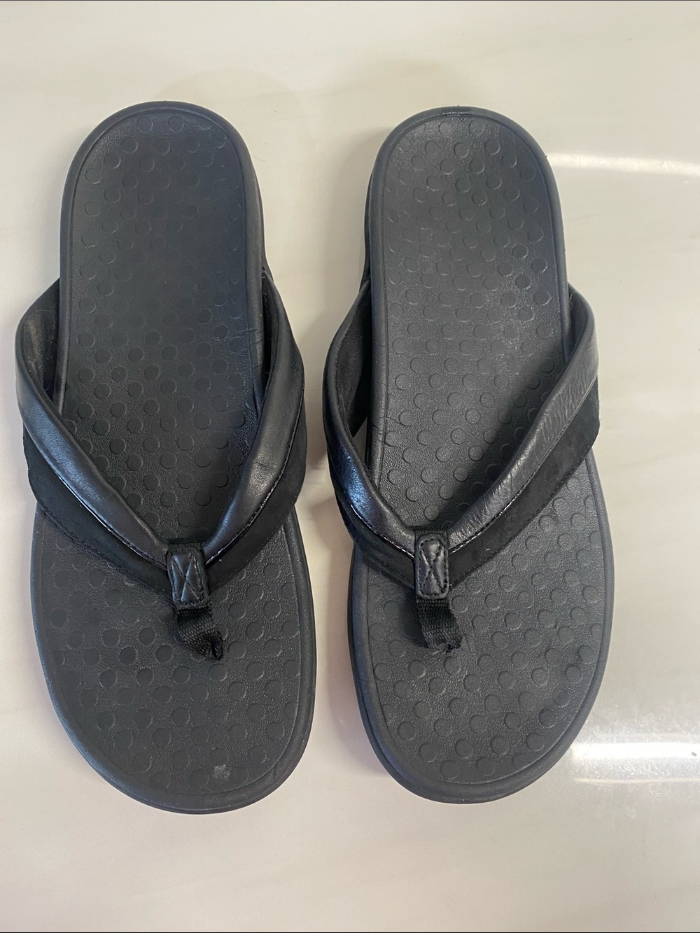 VIONIC Black Women's Cushioned Thong Sandals